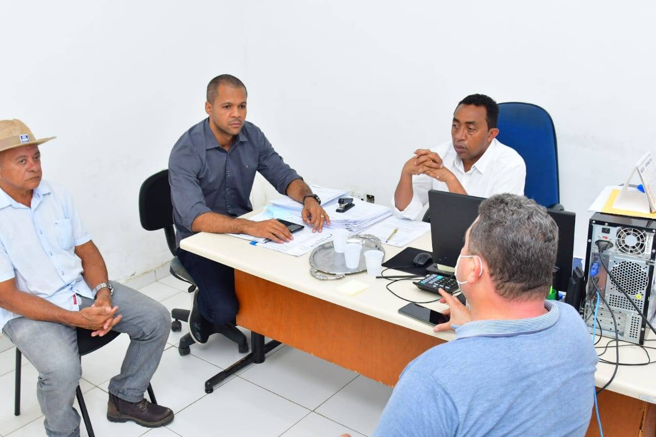 Joel Rodrigues reúne equipe para intensificar trabalho de recuperação das ruas de Floriano